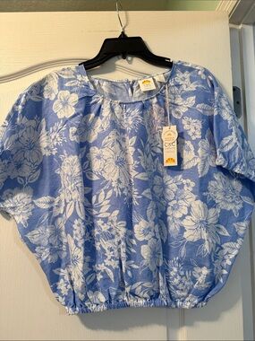 C&C California Blue and White Floral Pullover Top